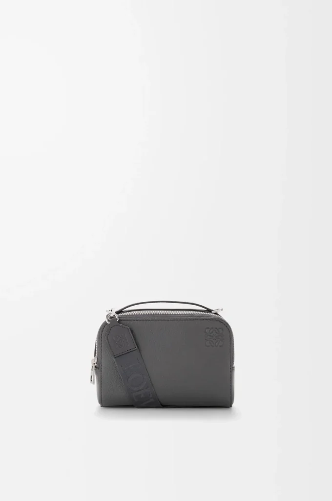 Mini bolso bandolera para cámara en piel de becerro granulada suave color antracita