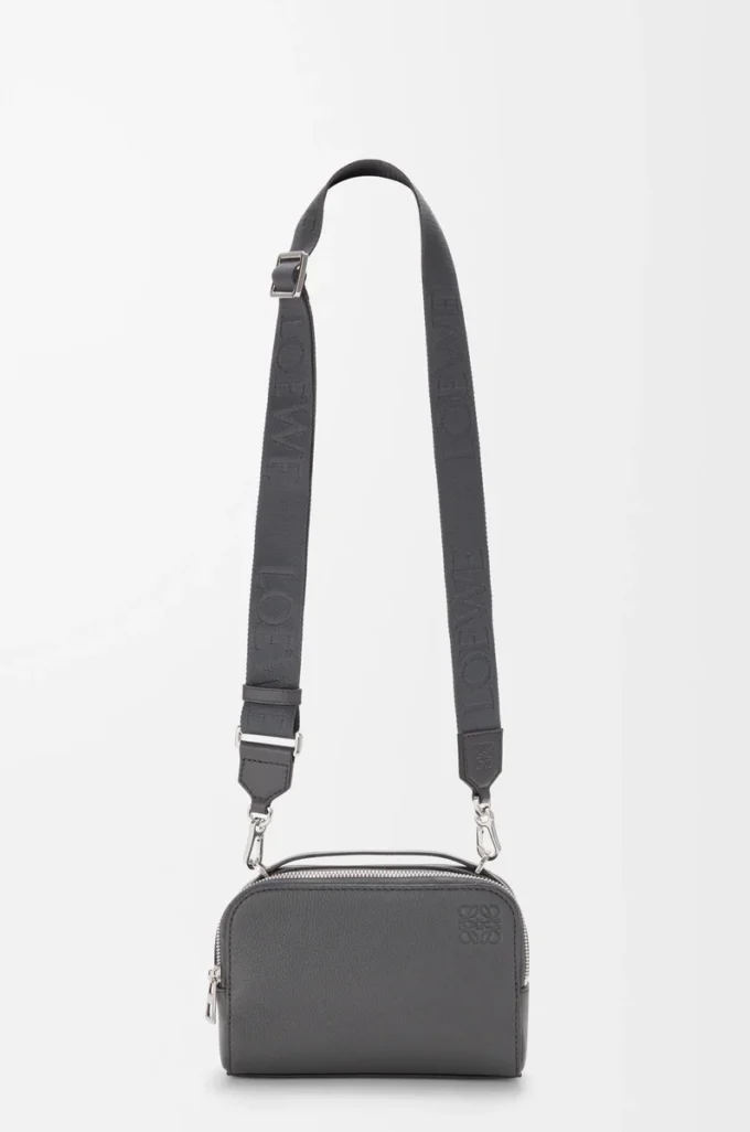 Mini bolso bandolera para cámara en piel de becerro granulada suave color antracita