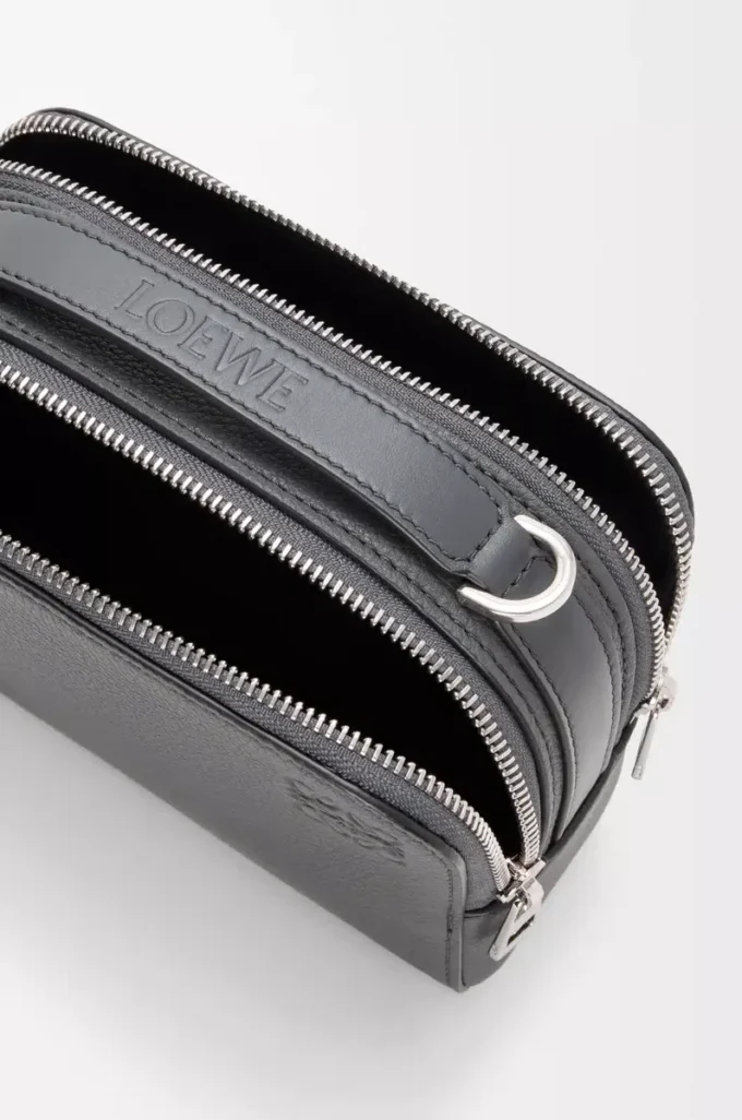 Mini bolso bandolera para cámara en piel de becerro granulada suave color antracita