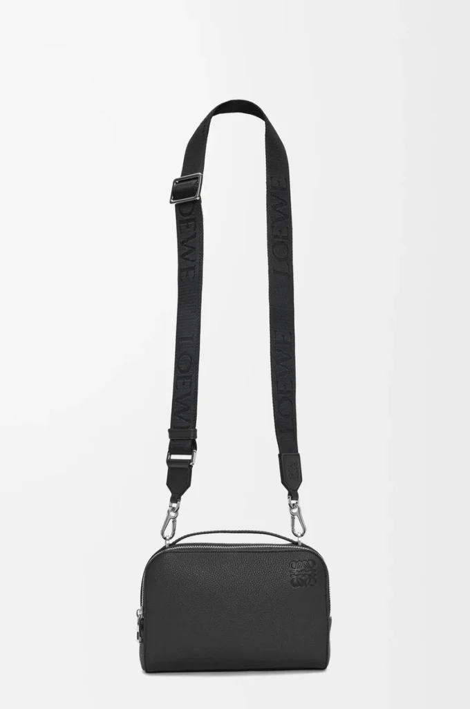 Mini bolso bandolera para cámara en piel de becerro granulada suave, color negro
