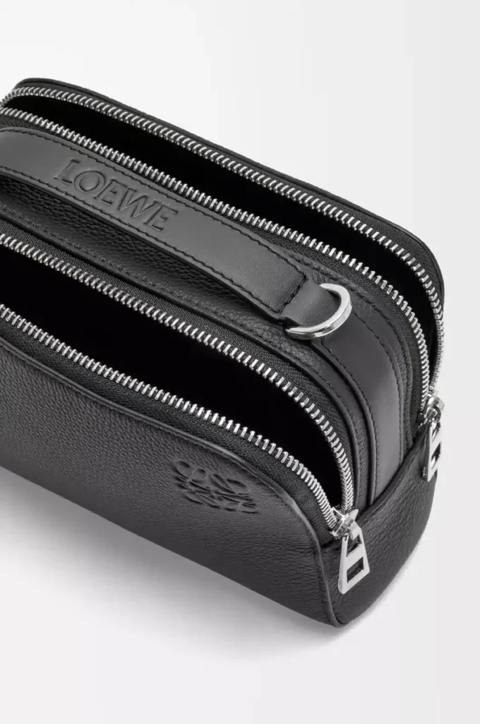 Mini bolso bandolera para cámara en piel de becerro granulada suave, color negro