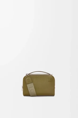 Mini bolso bandolera para cámara en piel de becerro granulada suave, color oliva