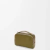 Mini bolso bandolera para cámara en piel de becerro granulada suave, color oliva Mini bolso bandolera para cámara en piel de becerro granulada suave, color oliva