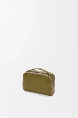 Mini bolso bandolera para cámara en piel de becerro granulada suave, color oliva