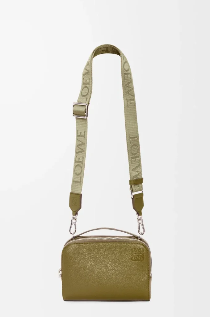Mini bolso bandolera para cámara en piel de becerro granulada suave, color oliva Mini bolso bandolera para cámara en piel de becerro granulada suave, color oliva