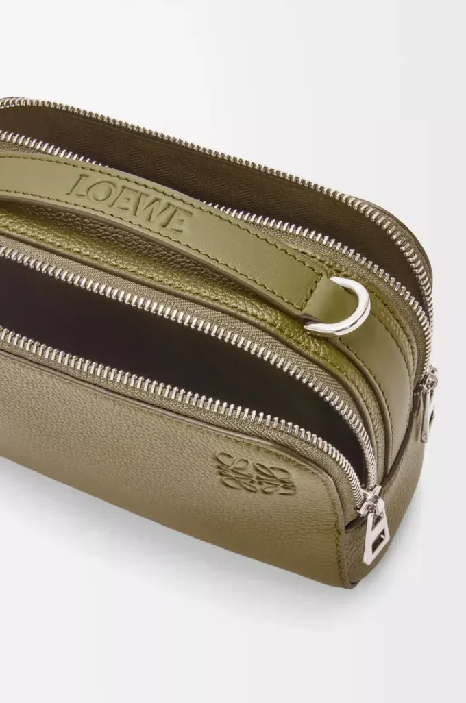 Mini bolso bandolera para cámara en piel de becerro granulada suave, color oliva Mini bolso bandolera para cámara en piel de becerro granulada suave, color oliva