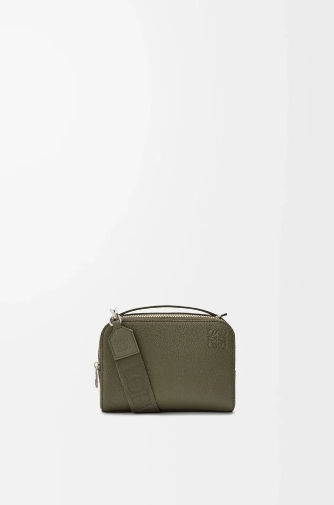 Mini bolso bandolera para cámara en piel de becerro granulada suave color verde caqui