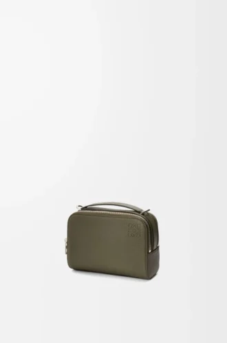 Mini bolso bandolera para cámara en piel de becerro granulada suave color verde caqui