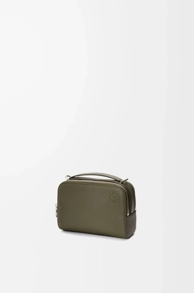 Mini bolso bandolera para cámara en piel de becerro granulada suave color verde caqui