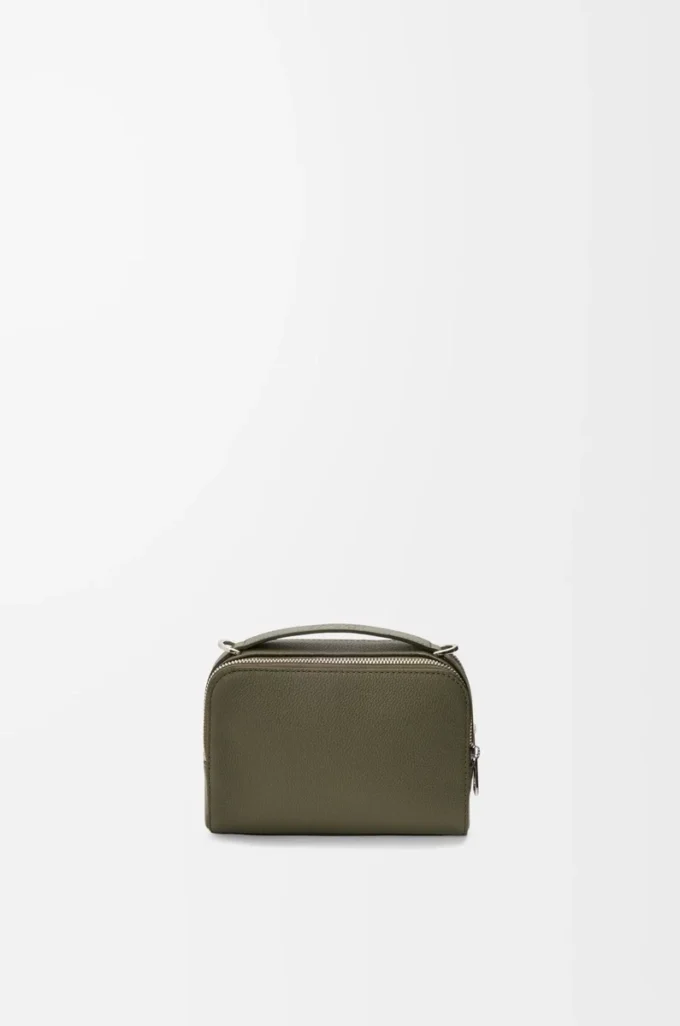 Mini bolso bandolera para cámara en piel de becerro granulada suave color verde caqui