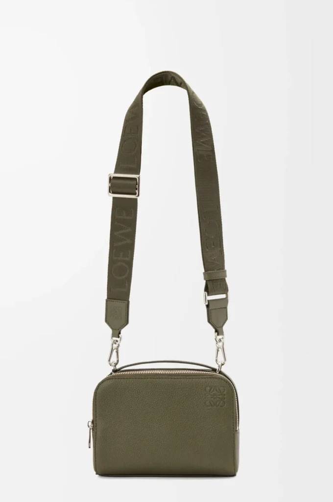 Mini bolso bandolera para cámara en piel de becerro granulada suave color verde caqui