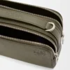Mini bolso bandolera para cámara en piel de becerro granulada suave color verde caqui