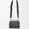 Mini bolso bandolera para cámara en piel de becerro satinada, color negro Mini bolso bandolera para cámara en piel de becerro satinada, color negro