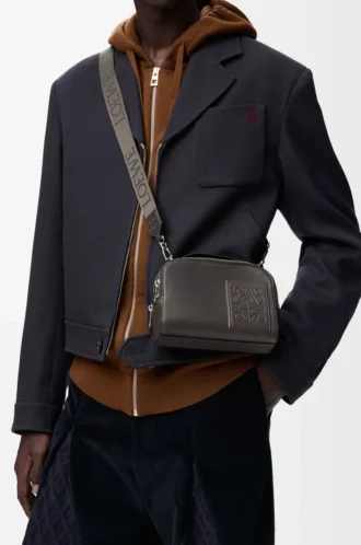 Mini bolso bandolera para cámara en piel de becerro satinada gris oscuro
