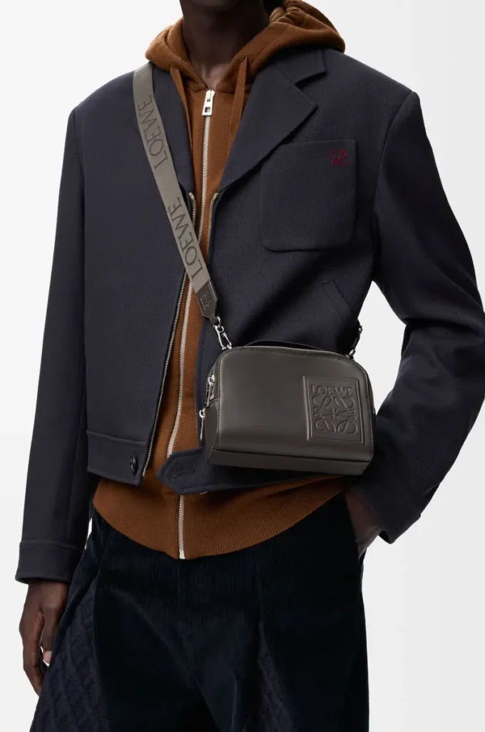 Mini bolso bandolera para cámara en piel de becerro satinada gris oscuro