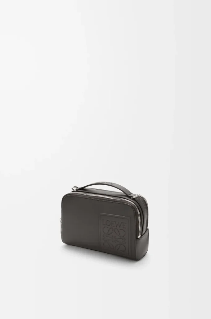 Mini bolso bandolera para cámara en piel de becerro satinada gris oscuro