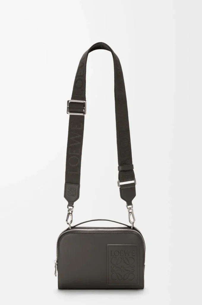 Mini bolso bandolera para cámara en piel de becerro satinada gris oscuro
