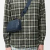 Mini bolso bandolera para cámara en piel de becerro satinada teñida en índigo Mini bolso bandolera para cámara en piel de becerro satinada teñida en índigo
