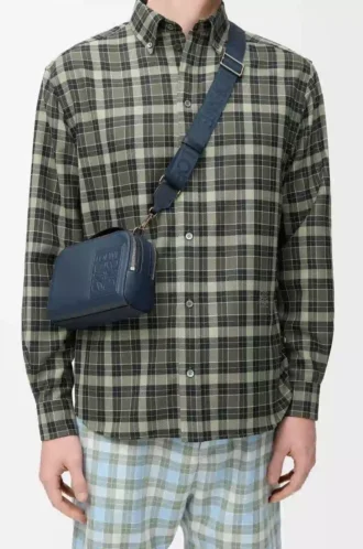 Mini bolso bandolera para cámara en piel de becerro satinada teñida en índigo