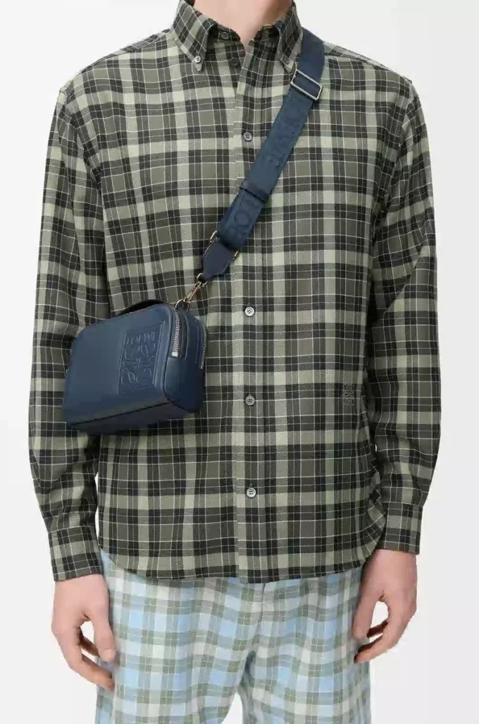 Mini bolso bandolera para cámara en piel de becerro satinada teñida en índigo Mini bolso bandolera para cámara en piel de becerro satinada teñida en índigo