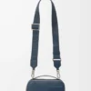 Mini bolso bandolera para cámara en piel de becerro satinada teñida en índigo Mini bolso bandolera para cámara en piel de becerro satinada teñida en índigo