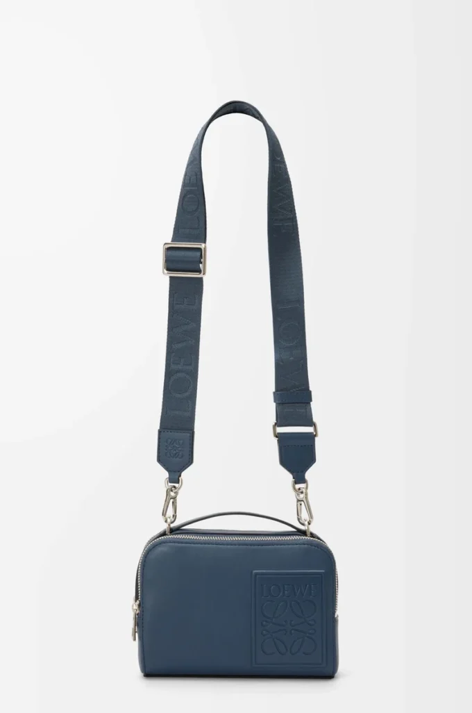 Mini bolso bandolera para cámara en piel de becerro satinada teñida en índigo Mini bolso bandolera para cámara en piel de becerro satinada teñida en índigo
