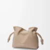 Mini bolso de mano Flamenco en piel de becerro napa arena
