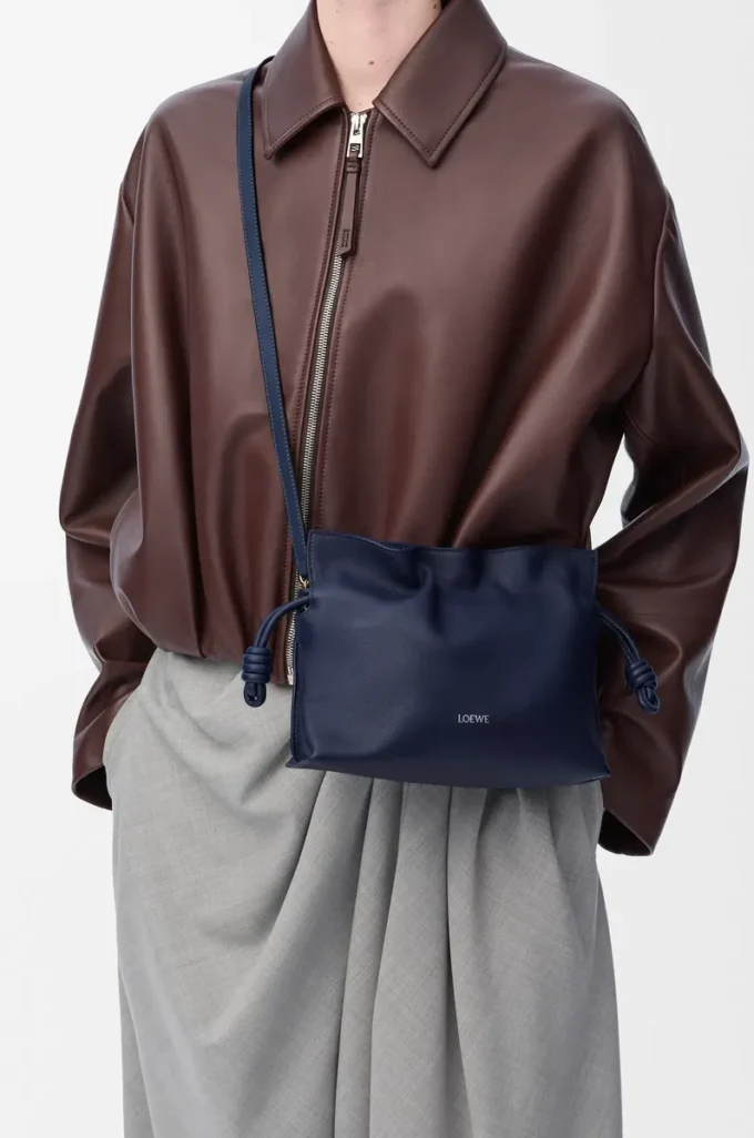 Mini bolso de mano Flamenco en piel de becerro napa azul abismo