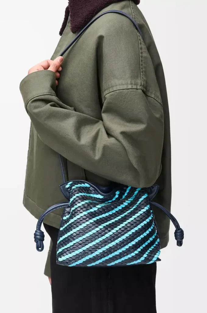 Mini bolso de mano Flamenco en piel de cordero napa tinta oscura/azul cielo Mini bolso de mano Flamenco en piel de cordero napa tinta oscura/azul cielo