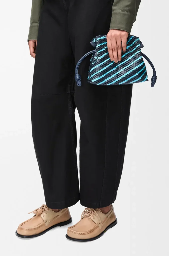 Mini bolso de mano Flamenco en piel de cordero napa tinta oscura/azul cielo Mini bolso de mano Flamenco en piel de cordero napa tinta oscura/azul cielo
