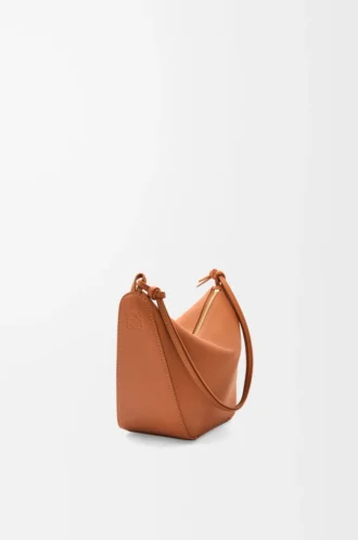 Mini bolso hobo Hammock en piel de becerro clásica color Tan