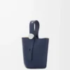 Mini bolso tipo cubo Pebble en piel de becerro lisa azul abismo Mini bolso tipo cubo Pebble en piel de becerro lisa azul abismo