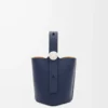 Mini bolso tipo cubo Pebble en piel de becerro lisa azul abismo Mini bolso tipo cubo Pebble en piel de becerro lisa azul abismo