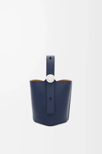 Mini bolso tipo cubo Pebble en piel de becerro lisa azul abismo