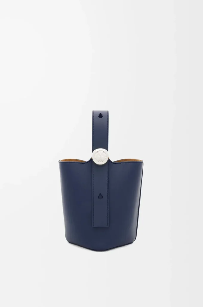 Mini bolso tipo cubo Pebble en piel de becerro lisa azul abismo Mini bolso tipo cubo Pebble en piel de becerro lisa azul abismo