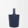 Mini bolso tipo cubo Pebble en piel de becerro lisa azul abismo Mini bolso tipo cubo Pebble en piel de becerro lisa azul abismo