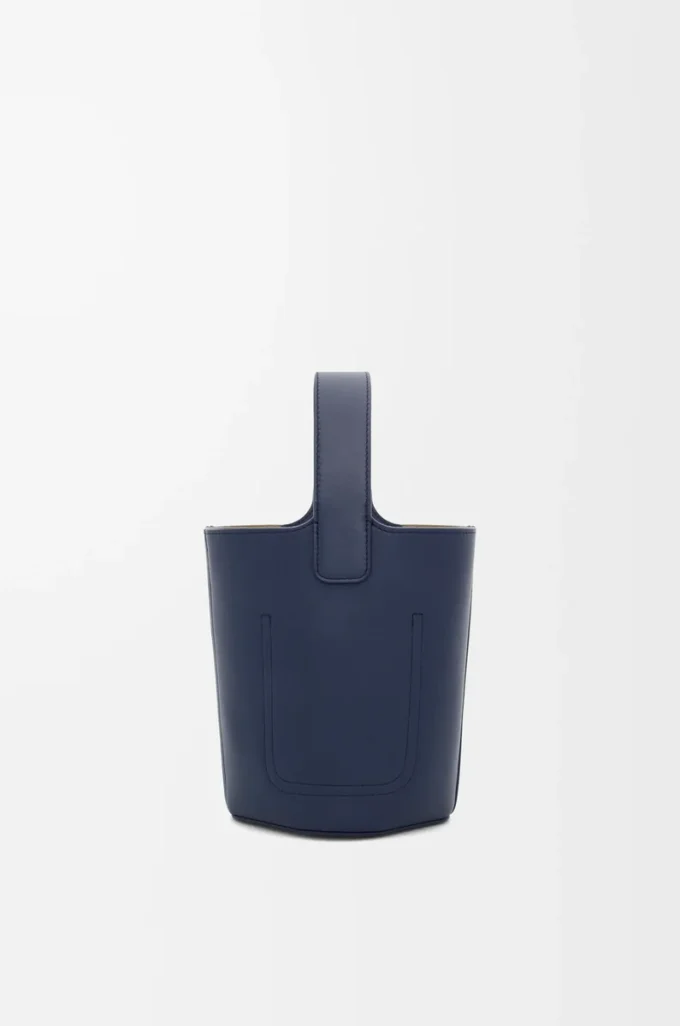 Mini bolso tipo cubo Pebble en piel de becerro lisa azul abismo Mini bolso tipo cubo Pebble en piel de becerro lisa azul abismo