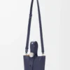 Mini bolso tipo cubo Pebble en piel de becerro lisa azul abismo Mini bolso tipo cubo Pebble en piel de becerro lisa azul abismo