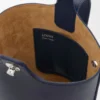 Mini bolso tipo cubo Pebble en piel de becerro lisa azul abismo Mini bolso tipo cubo Pebble en piel de becerro lisa azul abismo