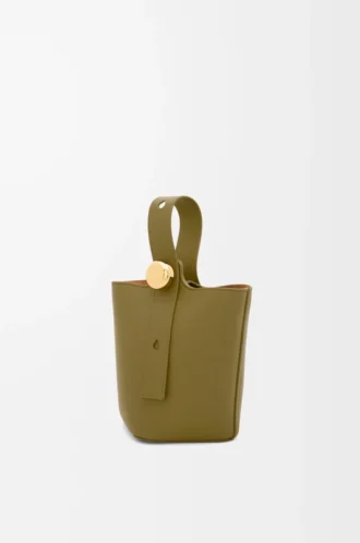 Mini bolso tipo cubo Pebble en piel de becerro lisa color oliva