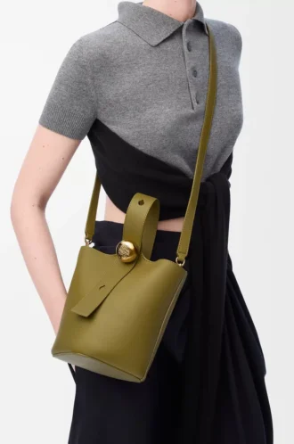 Mini bolso tipo cubo Pebble en piel de becerro lisa color oliva