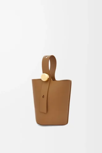 Mini bolso tipo cubo Pebble en piel de becerro lisa color roble