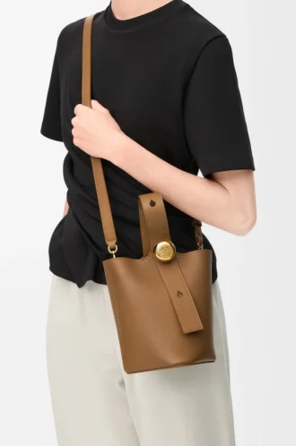 Mini bolso tipo cubo Pebble en piel de becerro lisa color roble
