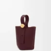Mini bolso tipo cubo Pebble en piel de becerro lisa Dark Burgundy Mini bolso tipo cubo Pebble en piel de becerro lisa Dark Burgundy