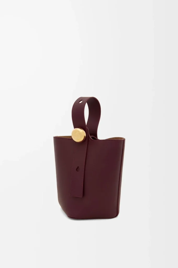 Mini bolso tipo cubo Pebble en piel de becerro lisa Dark Burgundy Mini bolso tipo cubo Pebble en piel de becerro lisa Dark Burgundy