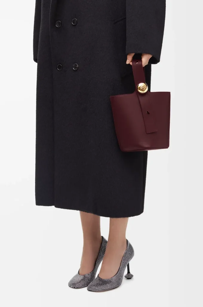Mini bolso tipo cubo Pebble en piel de becerro lisa Dark Burgundy Mini bolso tipo cubo Pebble en piel de becerro lisa Dark Burgundy