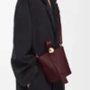 Mini bolso tipo cubo Pebble en piel de becerro lisa Dark Burgundy Mini bolso tipo cubo Pebble en piel de becerro lisa Dark Burgundy