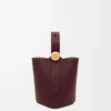 Mini bolso tipo cubo Pebble en piel de becerro lisa Dark Burgundy Mini bolso tipo cubo Pebble en piel de becerro lisa Dark Burgundy