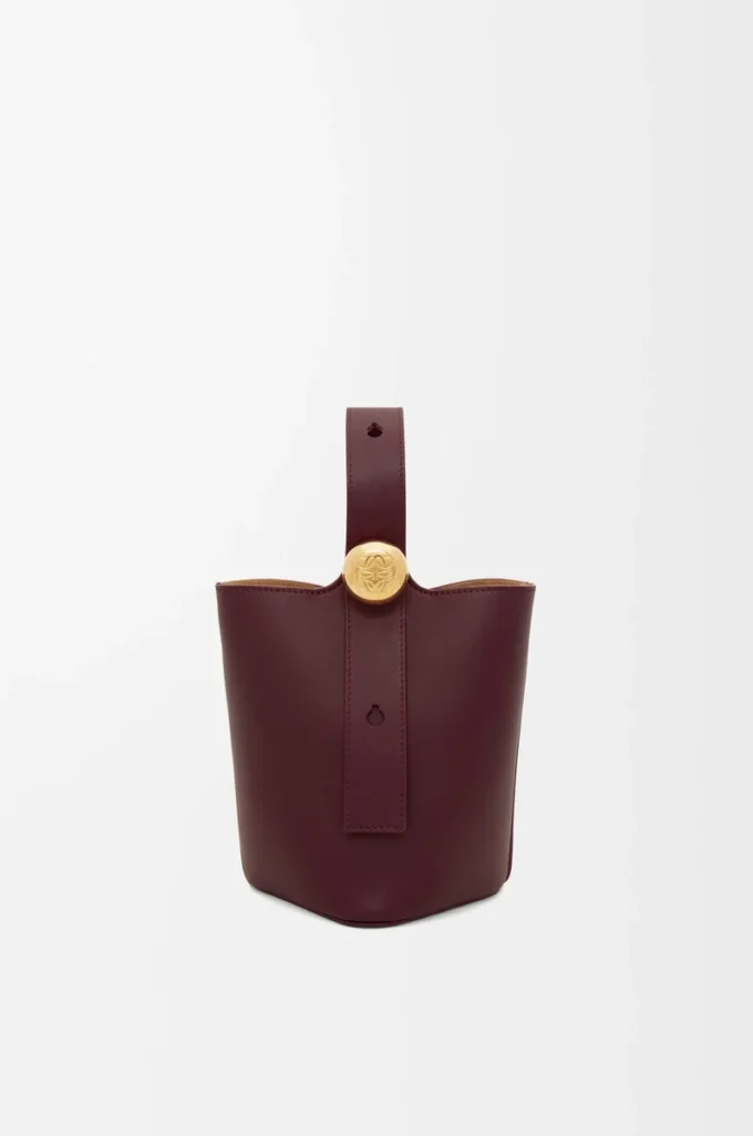 Mini bolso tipo cubo Pebble en piel de becerro lisa Dark Burgundy Mini bolso tipo cubo Pebble en piel de becerro lisa Dark Burgundy