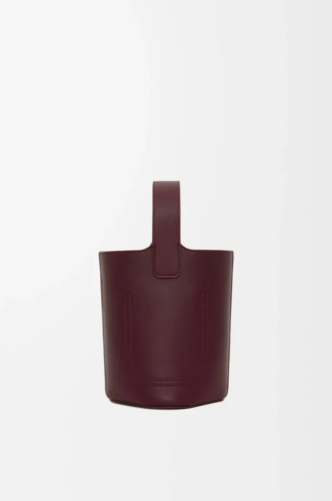 Mini bolso tipo cubo Pebble en piel de becerro lisa Dark Burgundy Mini bolso tipo cubo Pebble en piel de becerro lisa Dark Burgundy